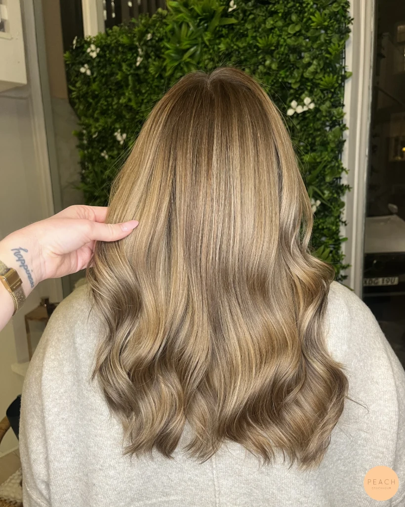 Honungsblond hårfärg med mjuk root shadow