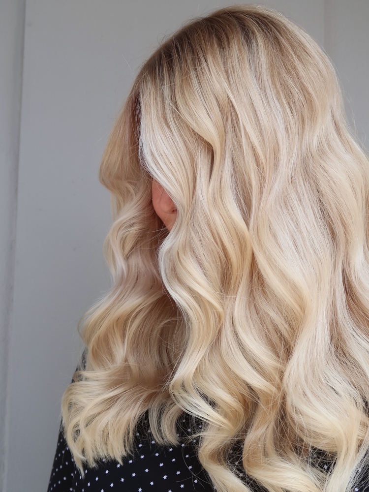 Blont slingat hår kall