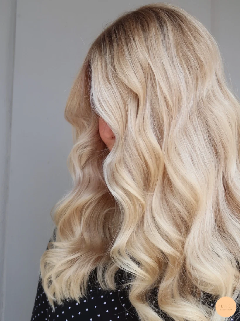 Blont slingat hår kall