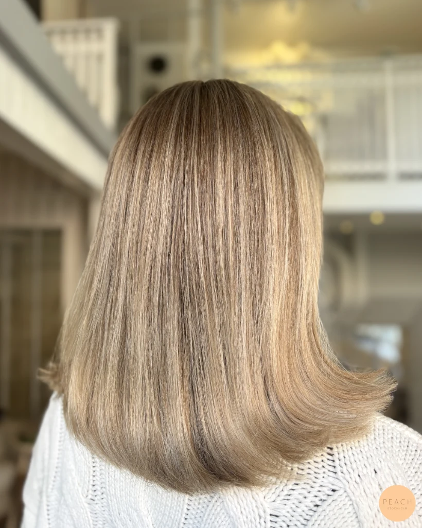 Kortare beige blond med naturlig botten