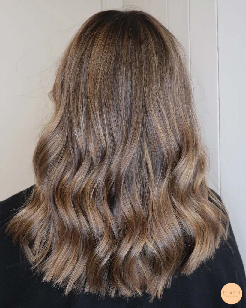 Bronde hårfärg med slingor och mjuk gråhårsövergång