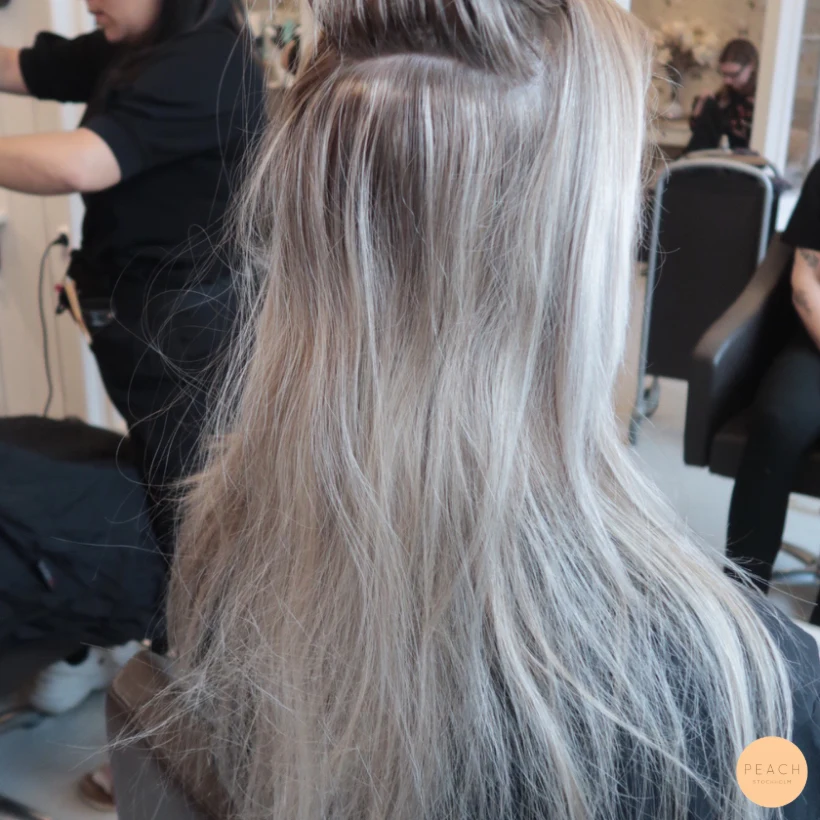 Kall blond balayage med highlights och lowlights