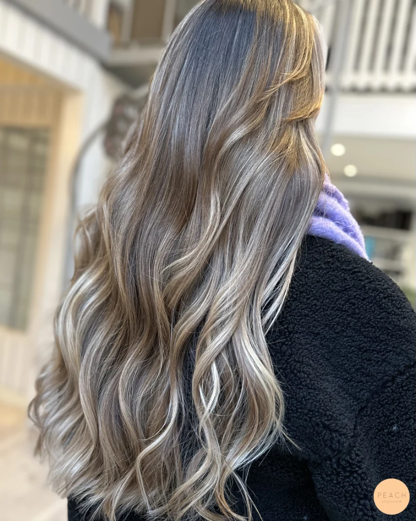 Beige balayage med ljusa slingor och beige toner