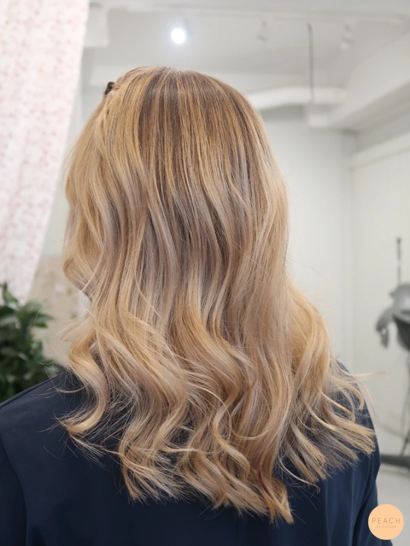 Balayage blond slingor med sval nyansering