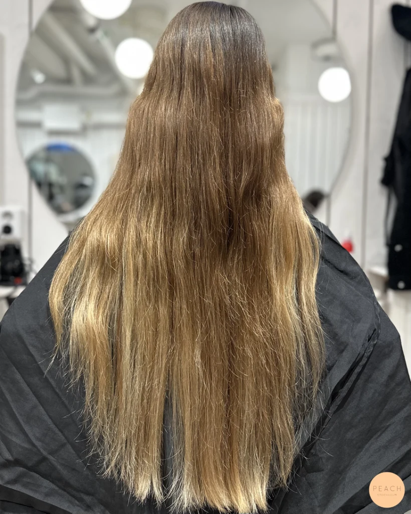 Beige balayage med ljusa slingor och beige toner