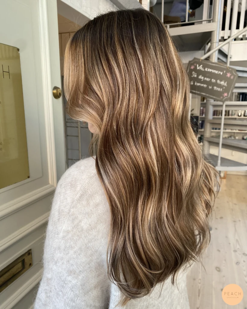 Soft bronde balayage med highlights och lowlights