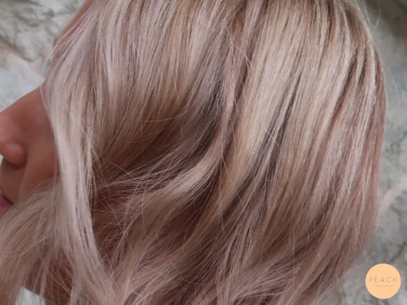 Höstig blond hårfärg med ljusa slingor