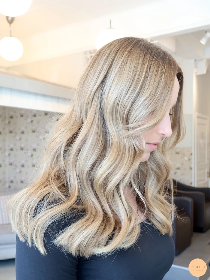 Soft blonde balayage med gardinlugg
