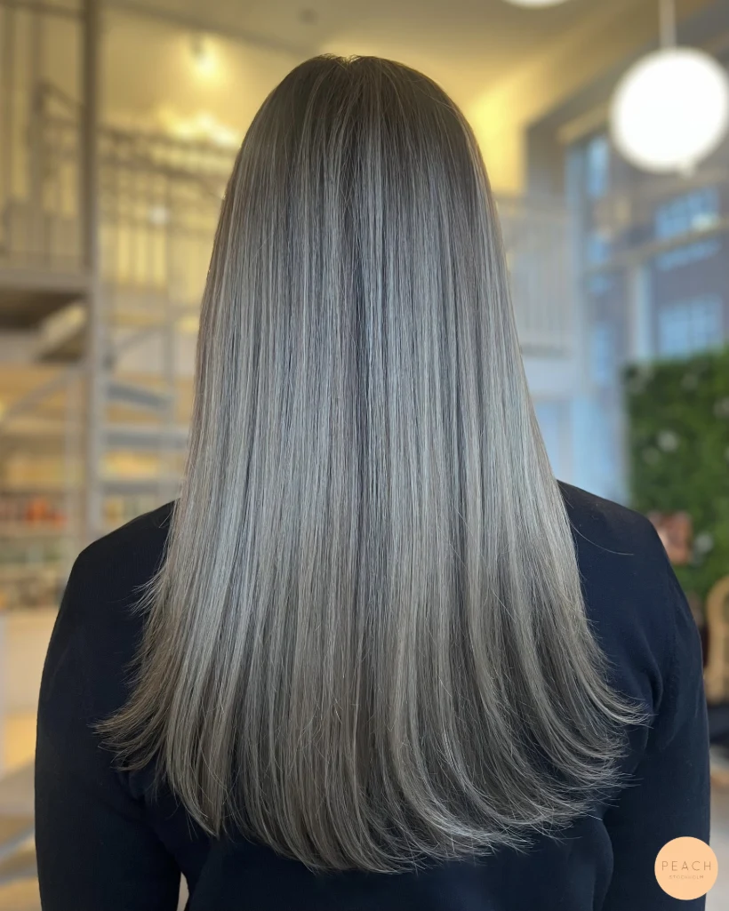 Sval blond med mjuk root shadow