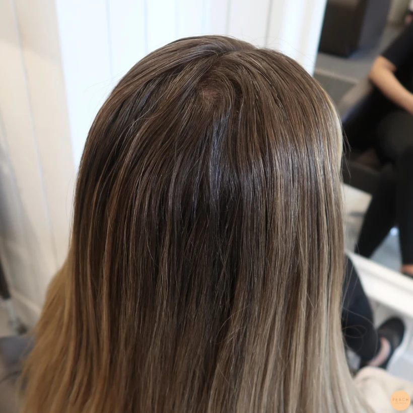 Bronde hårfärg med slingor som döljer gråa strån