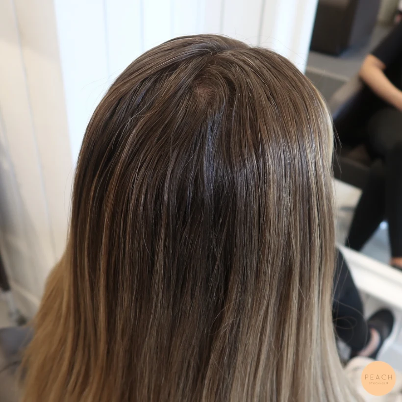 Bronde hårfärg med slingor som döljer gråa strån
