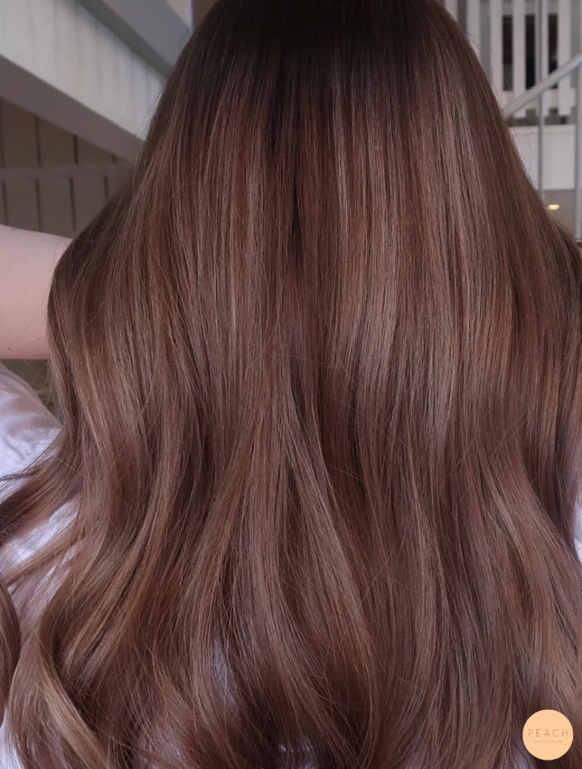 Från blond till brunett med ljusa slingor