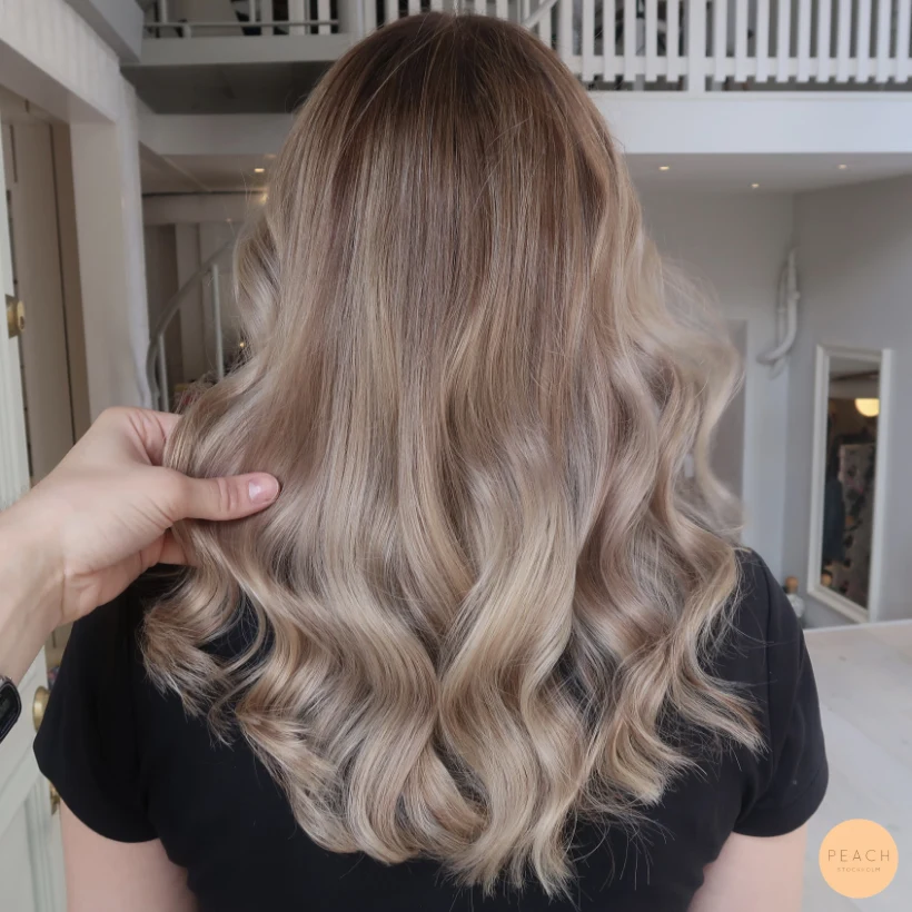 Blond balayage med mjuka lowlights och ljusa slingor