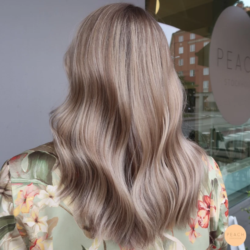 Beige blond balayage med lowlights och highlights