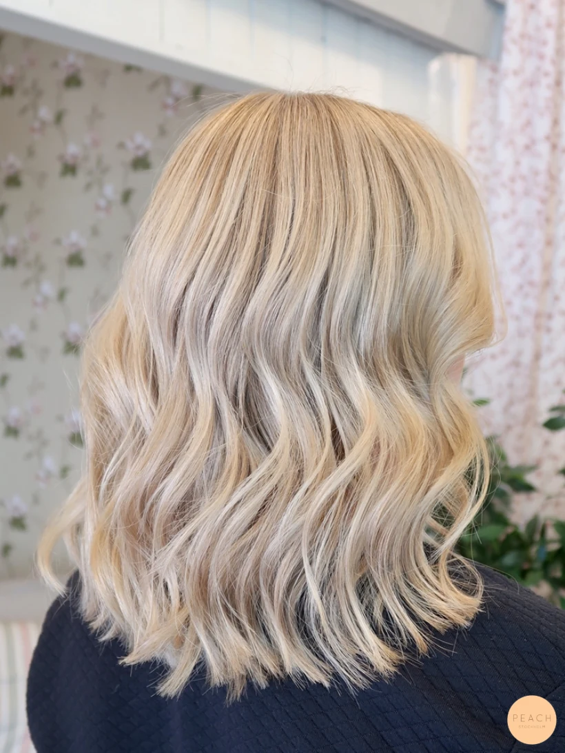 Ljusa slingor med mjuk root shadow