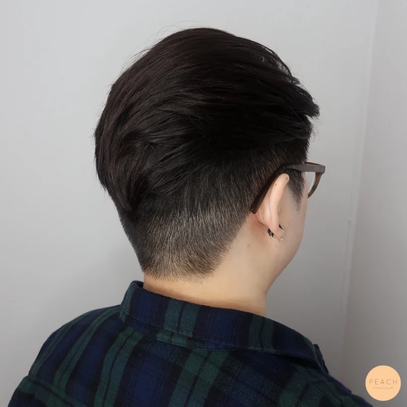 Kort frisyr med undercut