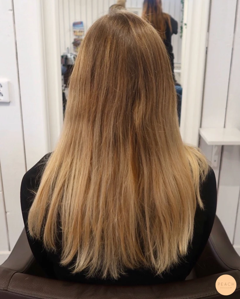 Mörkare slingor i blont hår med ljusa slingor