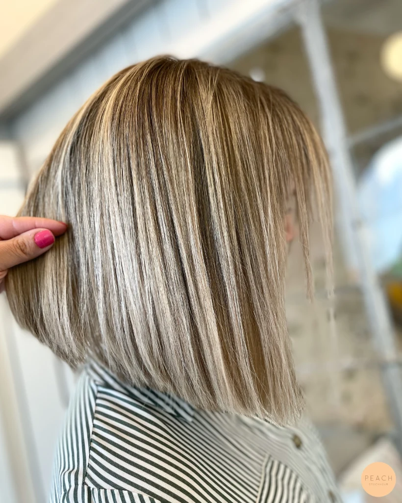 Beige blond hårfärg med babylights och beige toner