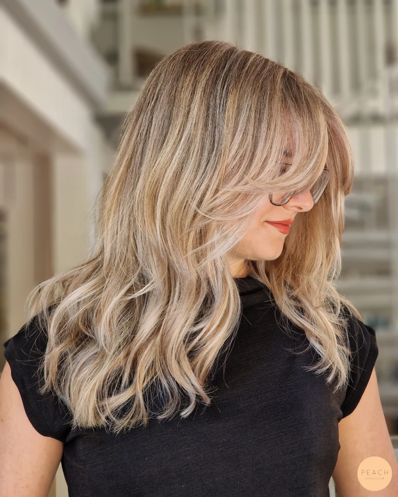 Edgy beige blond med lagerklippning