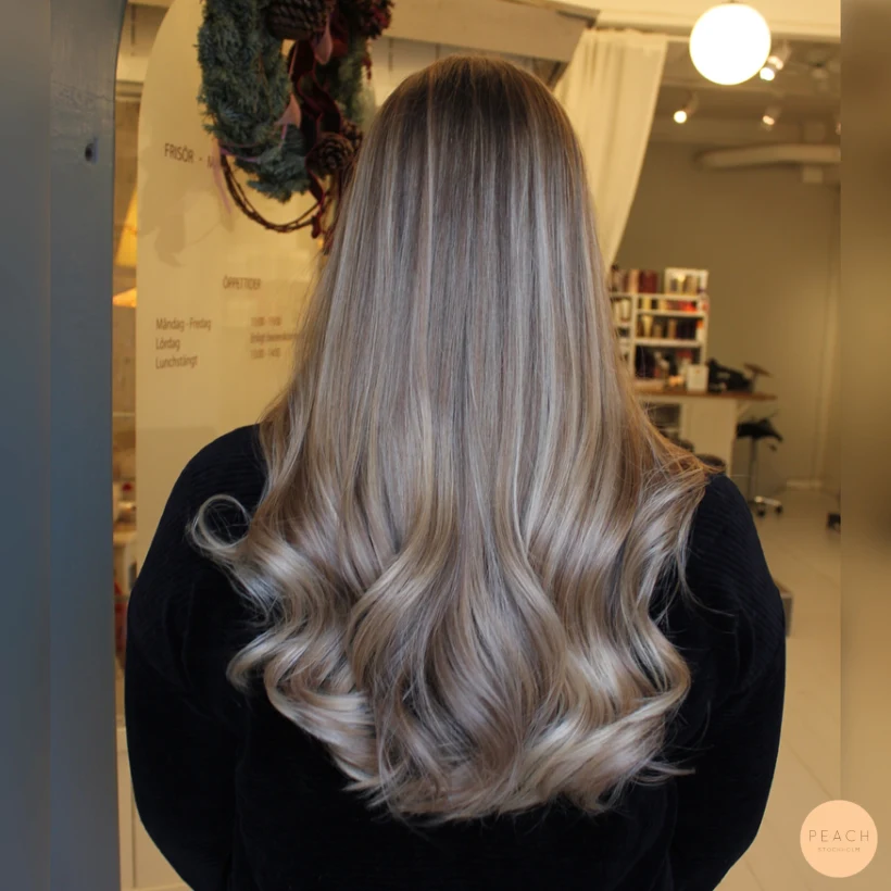 Beige blond hårfärg med slingor och ljusa slingor