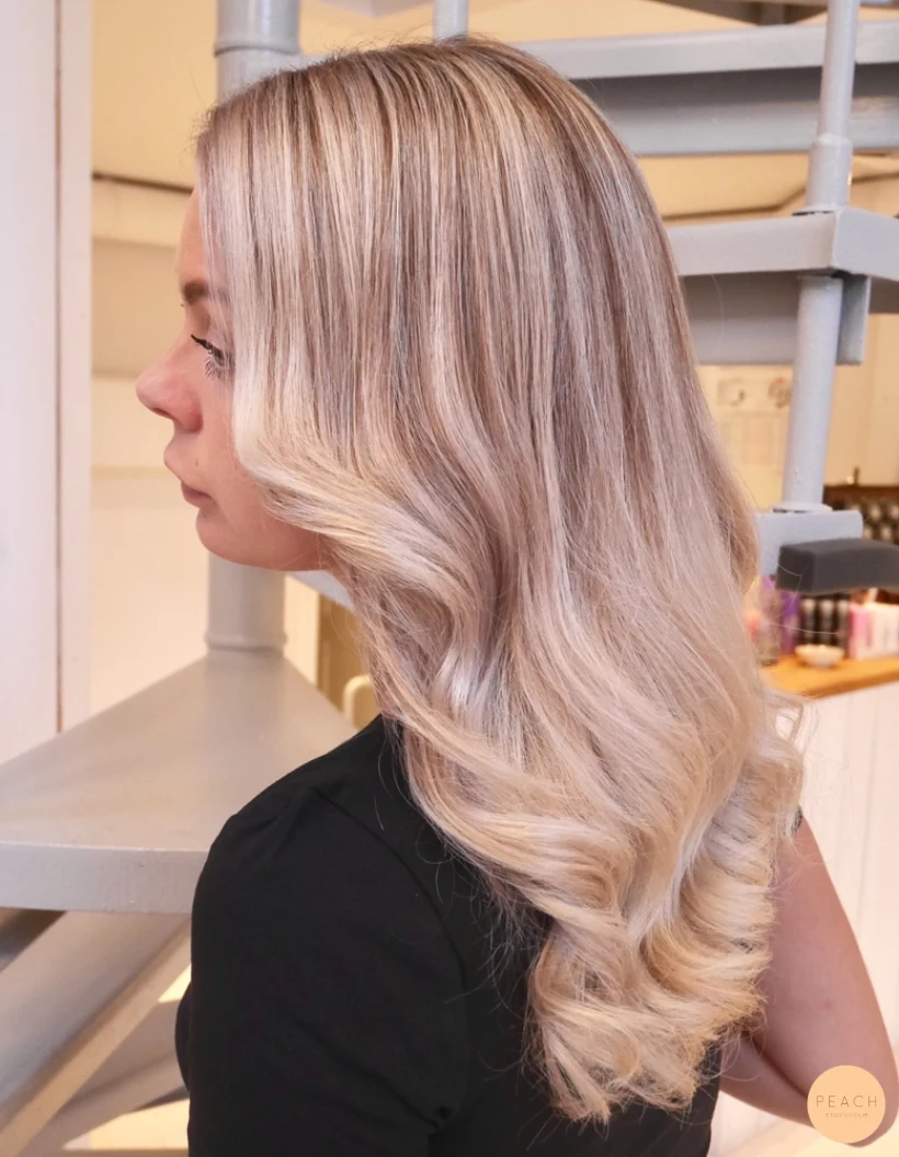 Blonda slingor med krämig ton