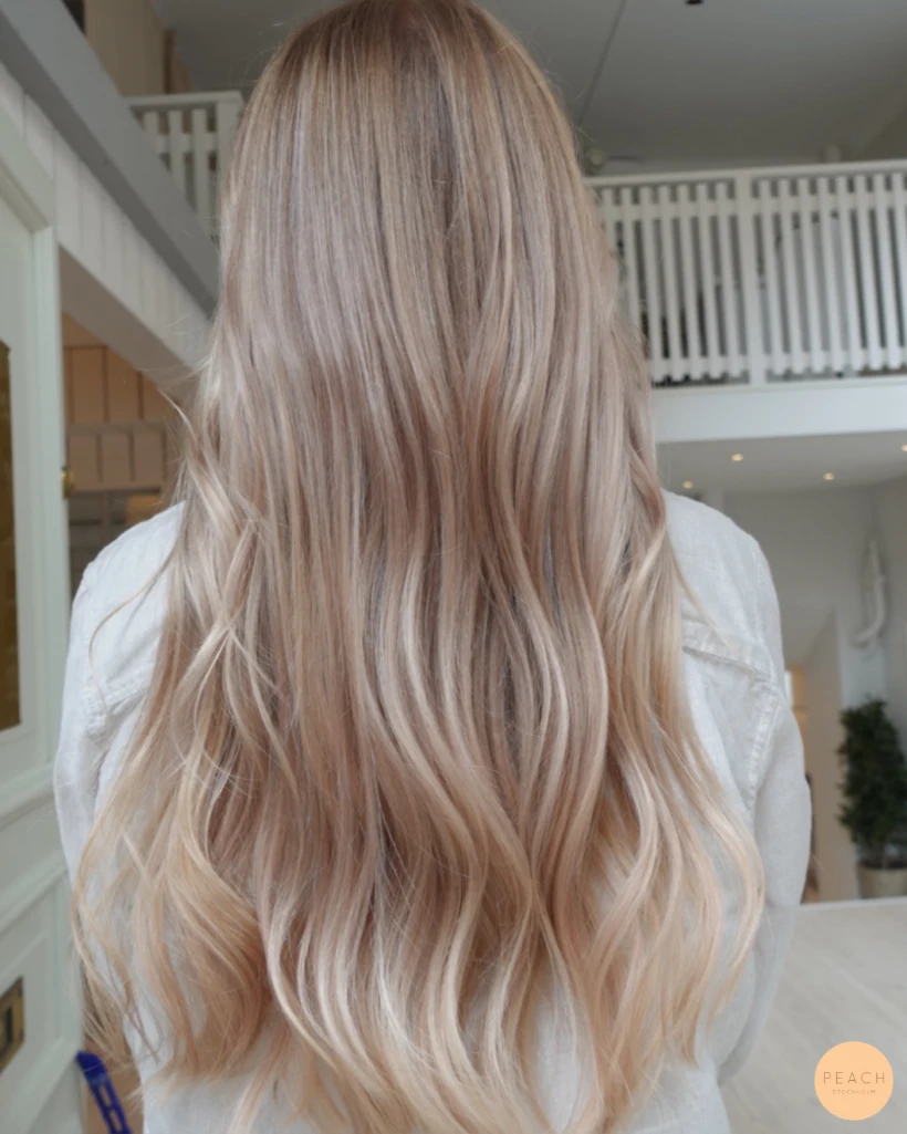 Klar blond hårfärg med ljusa slingor