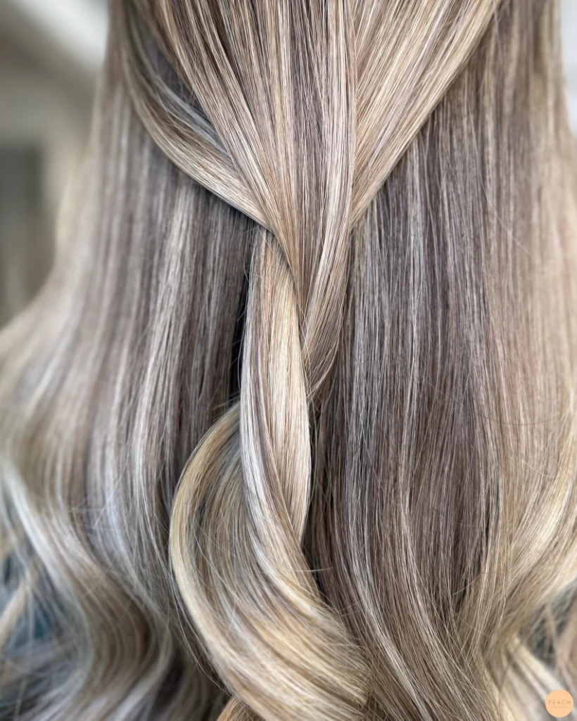Krämig beige blond balayage