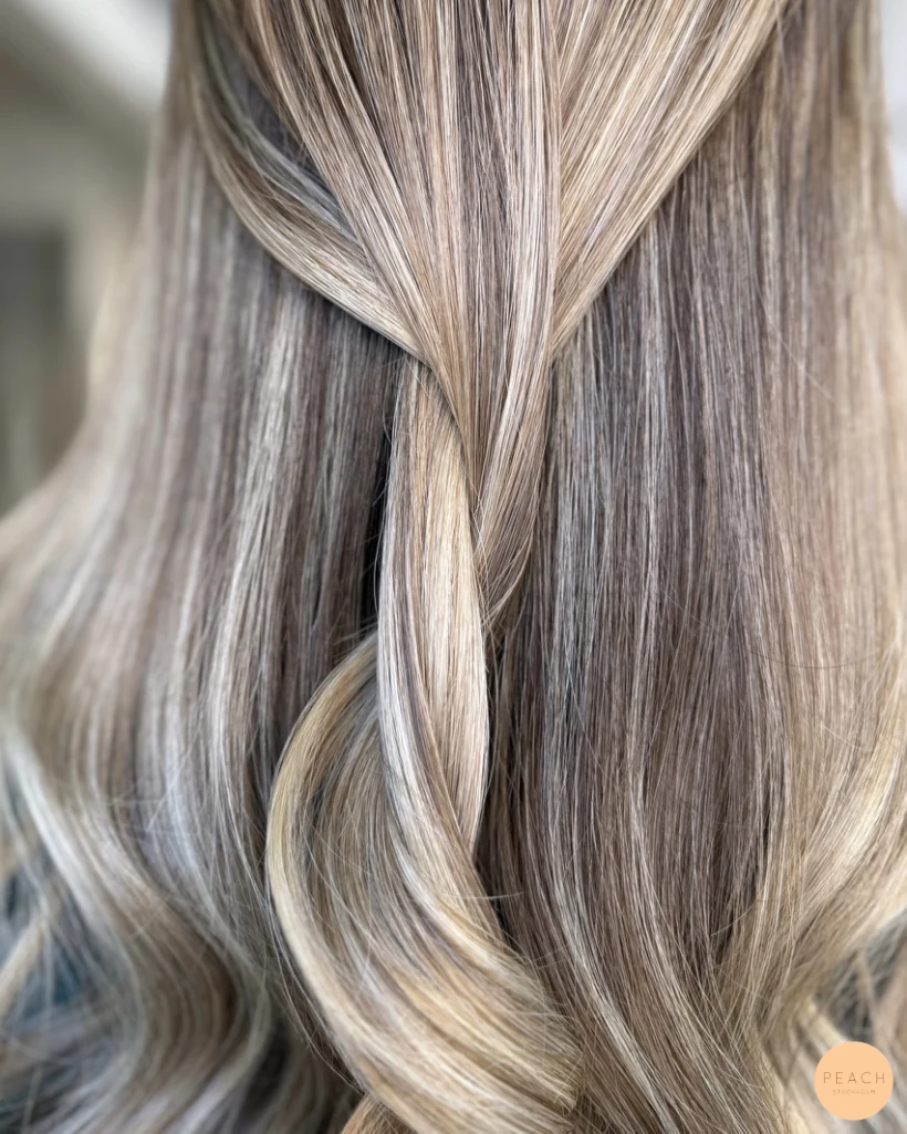 Krämig beige blond balayage