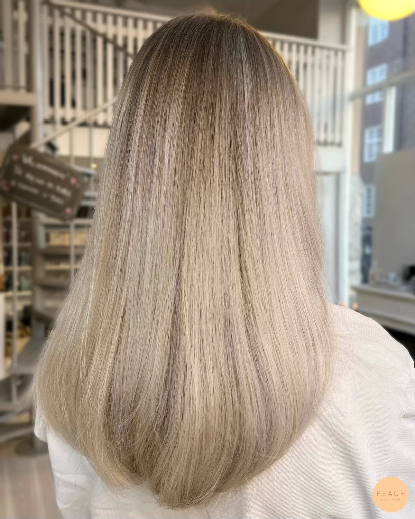 Blond beige balayage med krämig ton