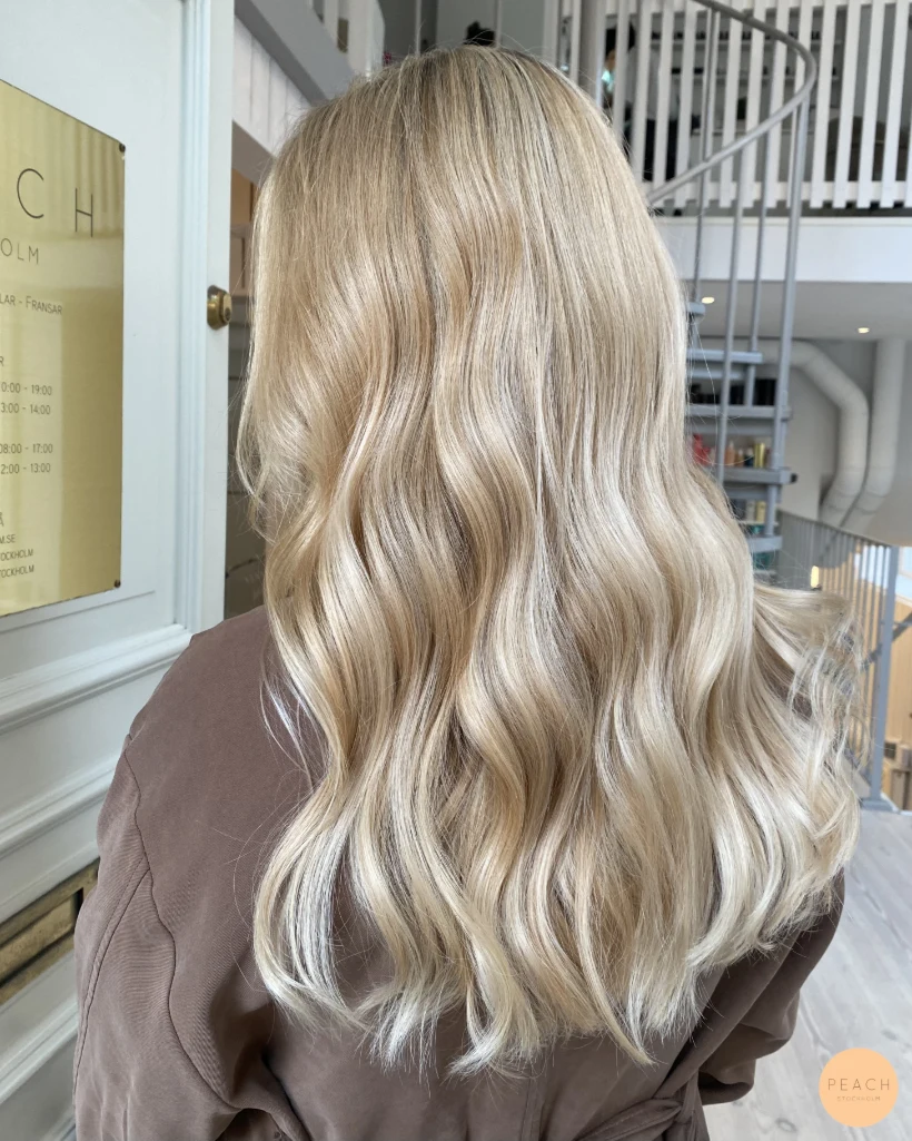 Shiny blonde med ljusa slingor