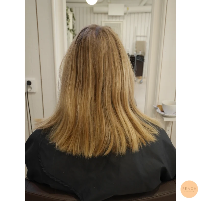 Höstig blond hårfärg med highlights och lowlights