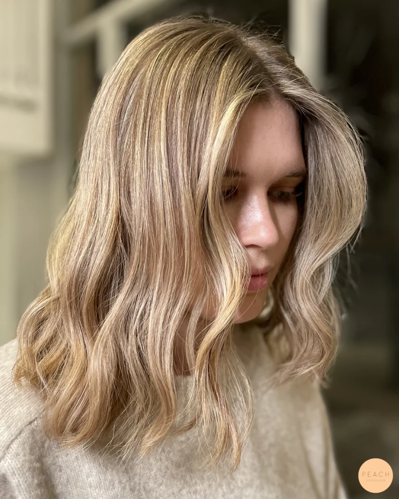 Blonde balayage med mjuka lowlights
