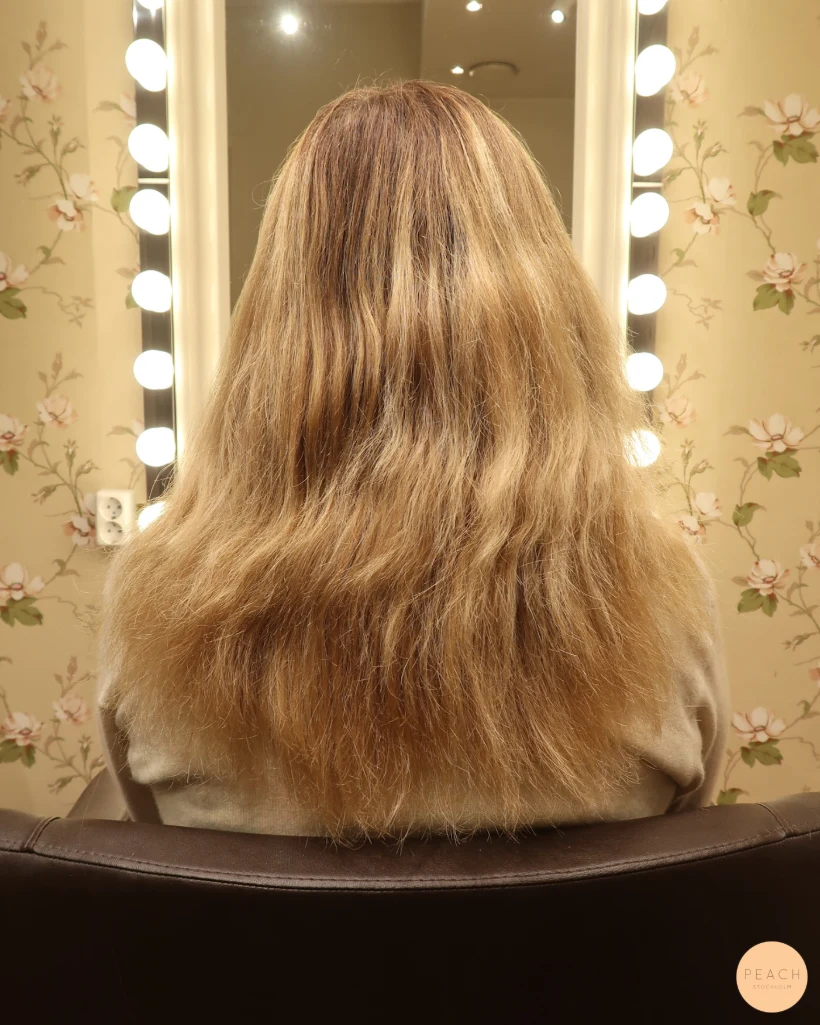 Beigeblond hårfärg med lowlights och highlights
