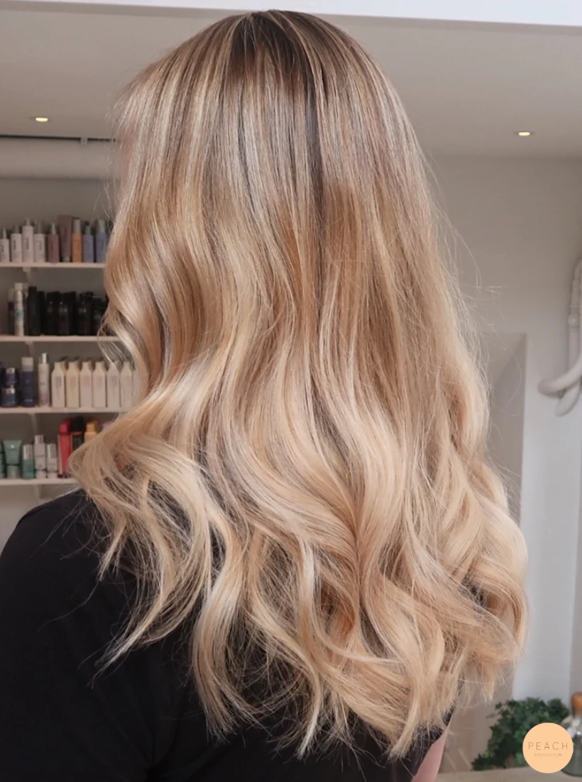 Balayage blond slingor med extra glans