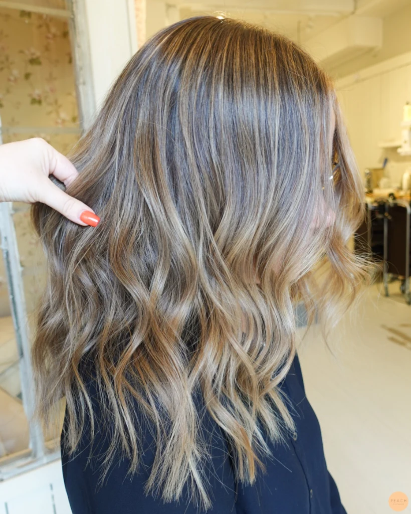 Havreblond hårfärg med ljusa slingor