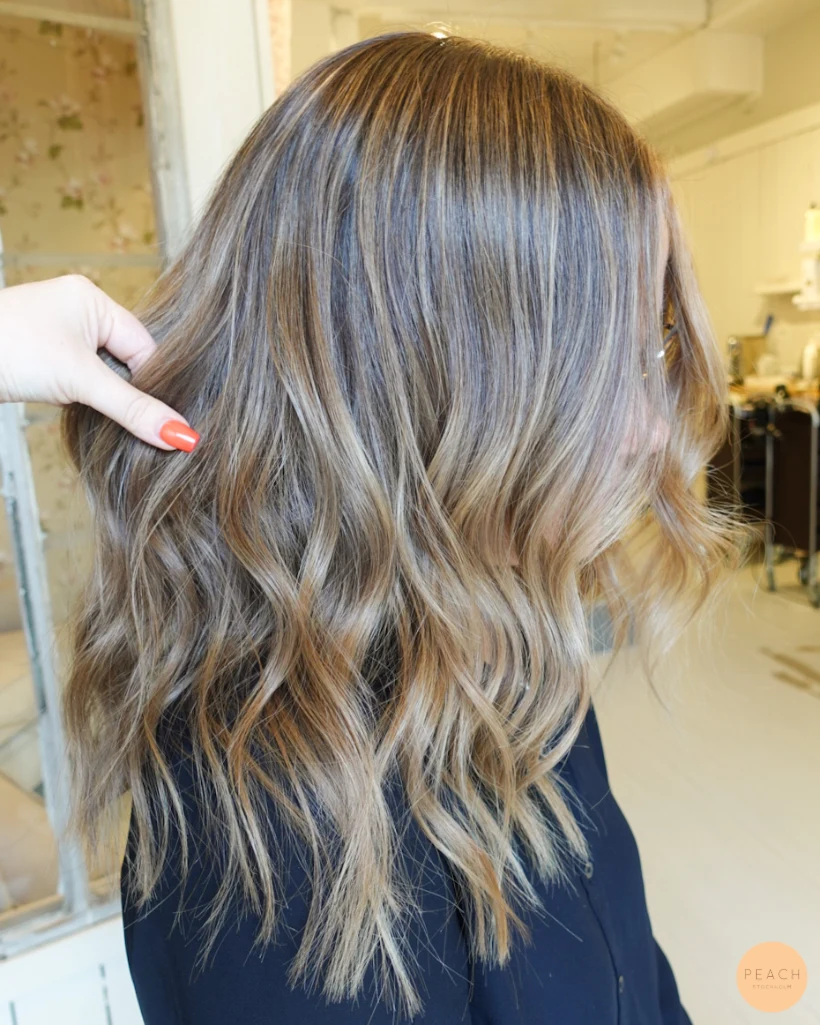 Havreblond hårfärg med ljusa slingor