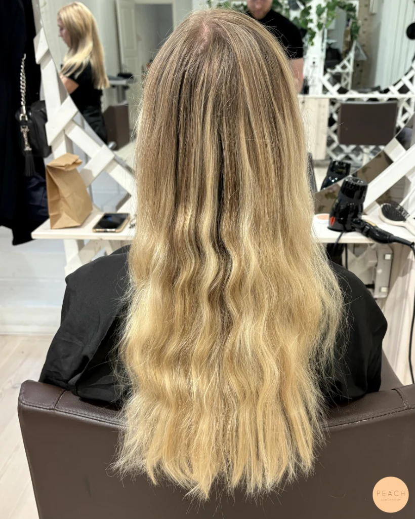 Sval blond balayage efter sex månaders utväxt