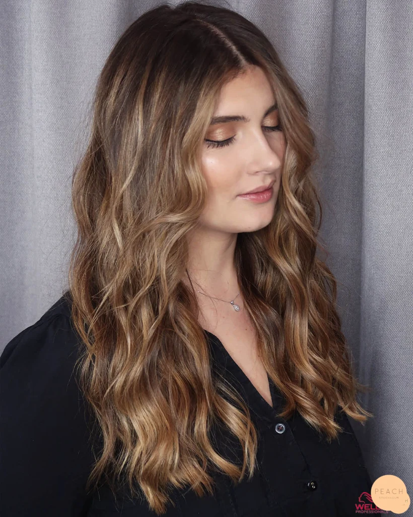 Bronde hårfärg med teasylights slingor och balayage för en stor färgkorrigering