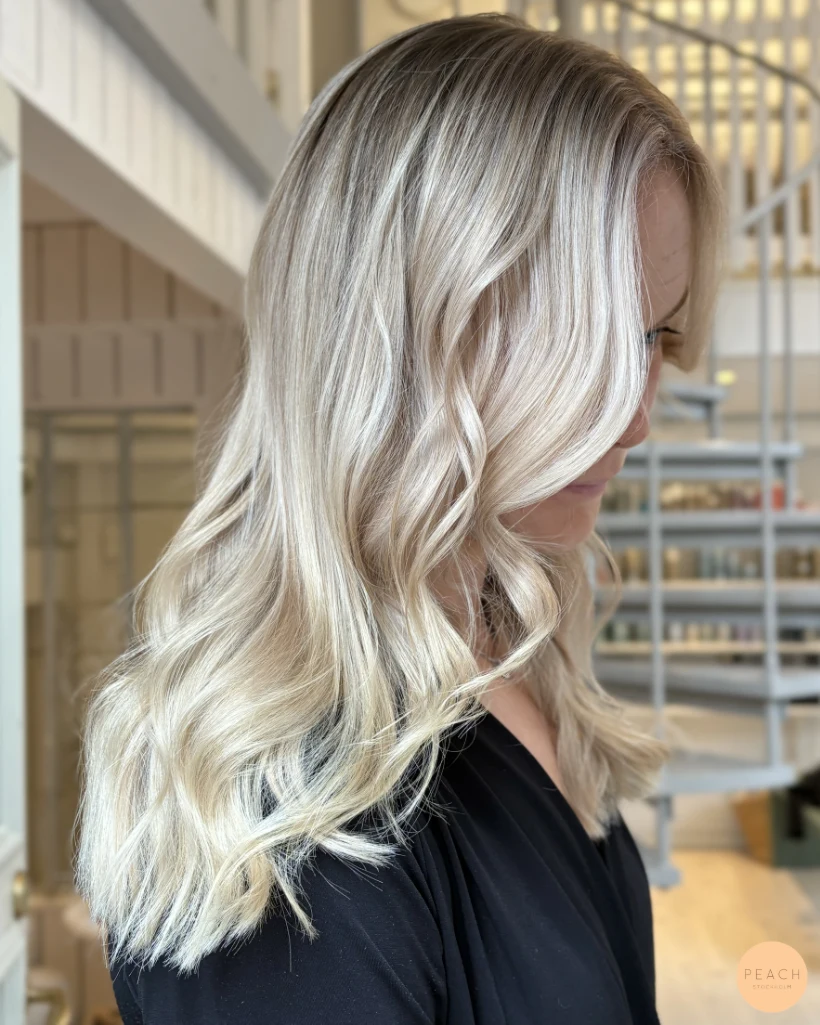 Sval blond balayage efter sex månaders utväxt