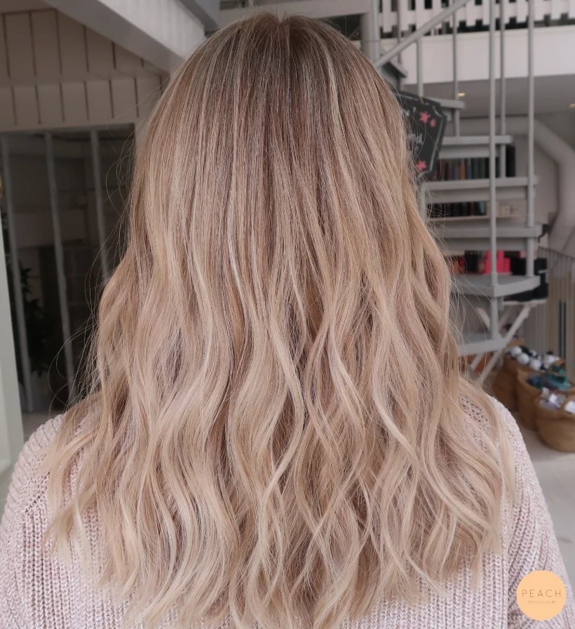 Balayage blond med ljusa slingor och sval nyansering