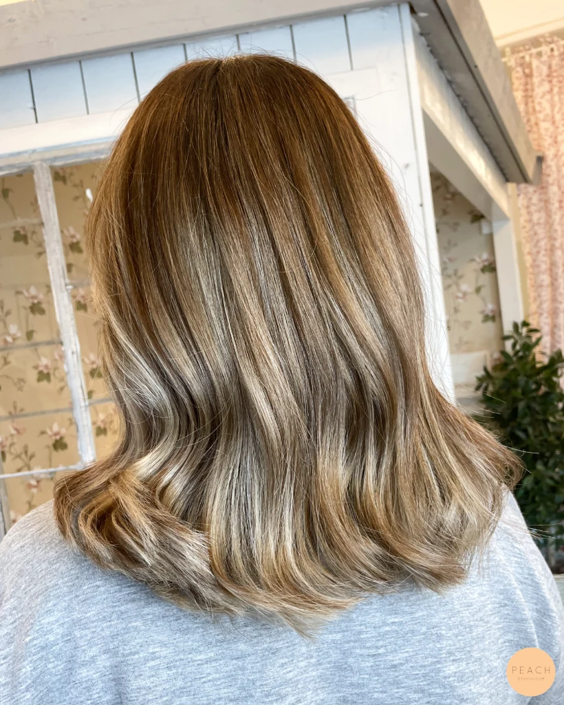 Kall beige hårfärg med mjuk root shadow