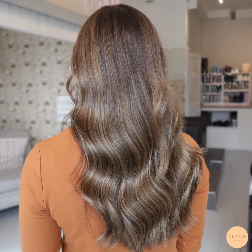 Bronde hårfärg med ljusa slingor och mjuk gråhårsövergång