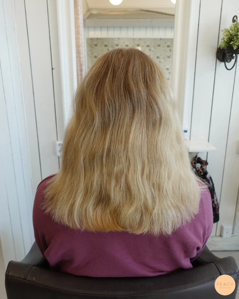 Lyxig beigeblond hårfärg med highlights och lowlights