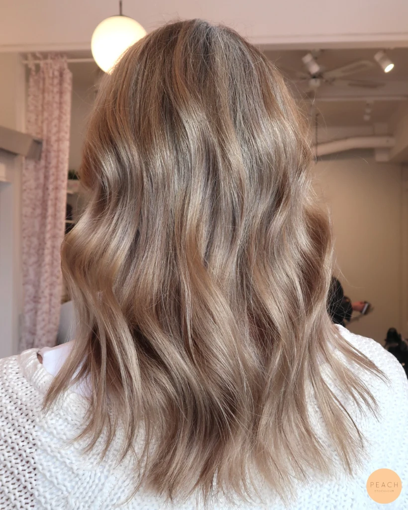 Krämig beige blond hår färg