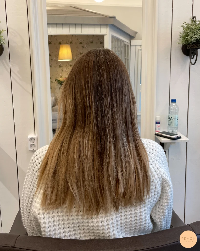 Beige blond hårfärg med rootshadow