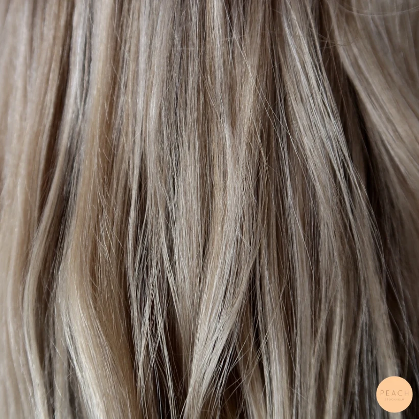 Blond balayage med mjuka lowlights