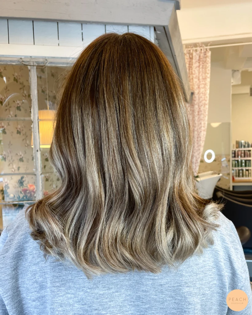 Kall beige hårfärg med mjuk root shadow