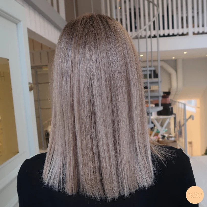 Soft Beige blond med mjuk root shadow