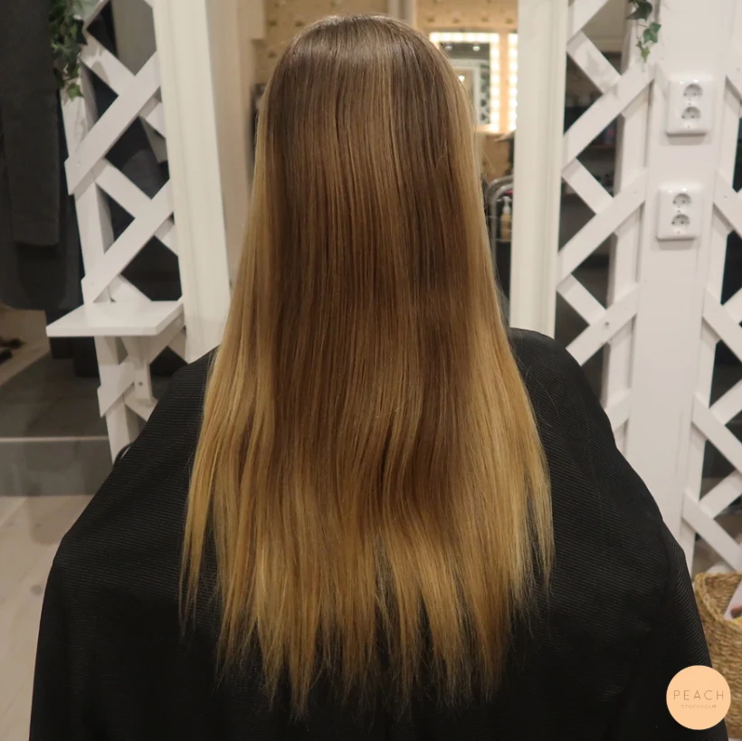 Varm beige hårfärg med mjuka lowlights
