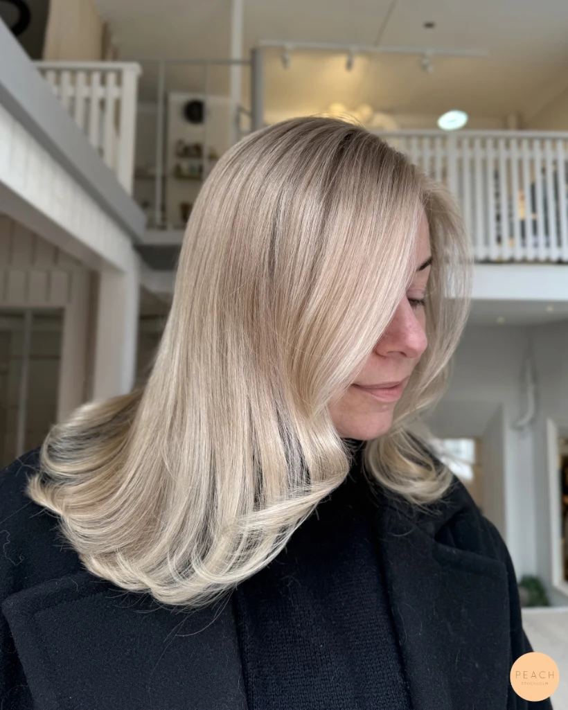 Vaniljblond hårfärg med sval nyansering